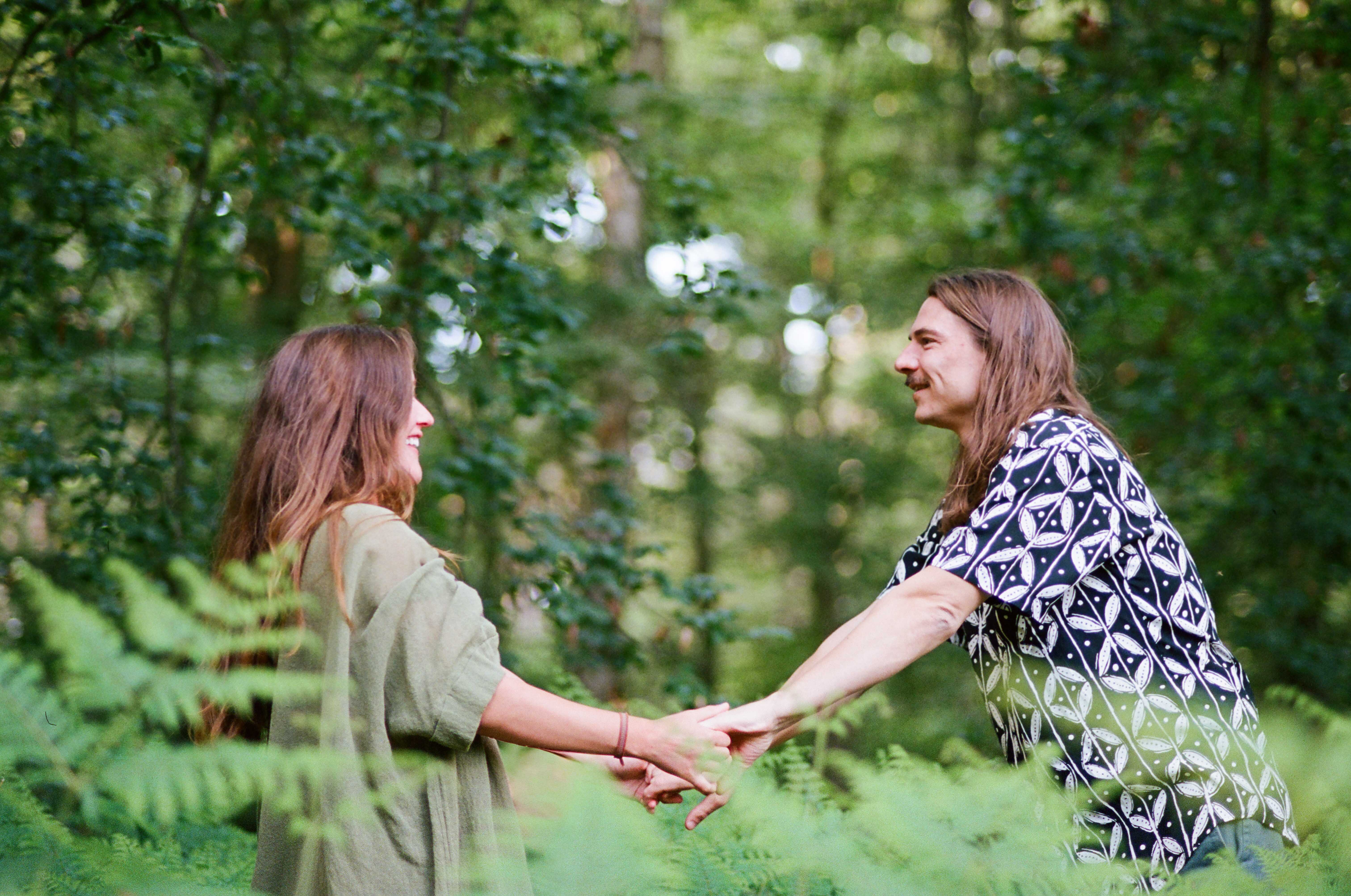 Marjolein & Wouter looking in love surrounded by nature